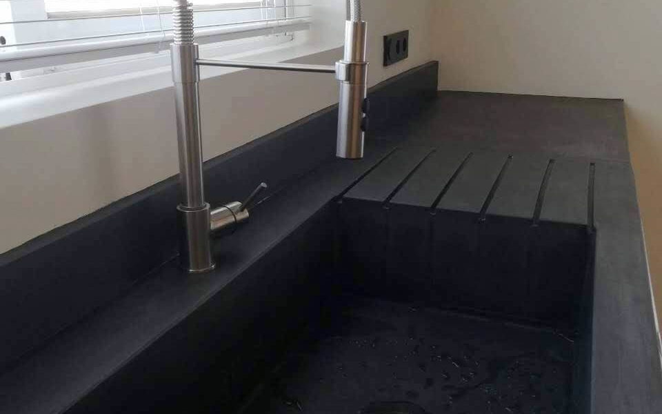 GFRC Τσιμεντένιος Πάγκος 6μέτρα με ενσωματωμένο νεροχύτη και αποστράγγιση by Renovatio Design Concrete (5)