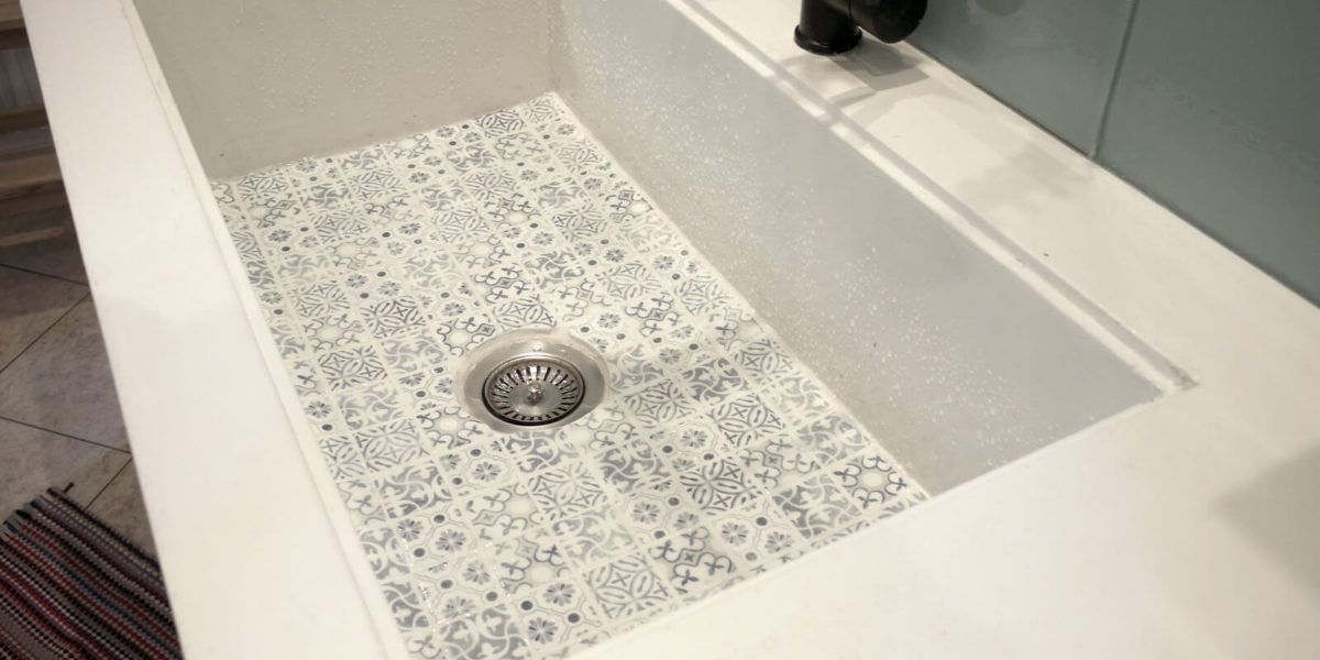 GFRC - Λευκός πάγκος κουζίνας από χαλαζιακό μπετόν με διακοσμητικό πλακάκι στον νεροχύτη και αποστράγγιση by Renovatio Design Concrete (8)